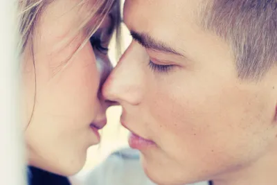 8 видов поцелуев, которые сведут его с ума