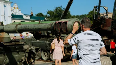 ФОТО) Разбитые автомобили и «минное поле». В Молдове снимают фильм о войне  в Украине - NewsMaker