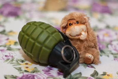 Наклейка обезьяна с гранатой