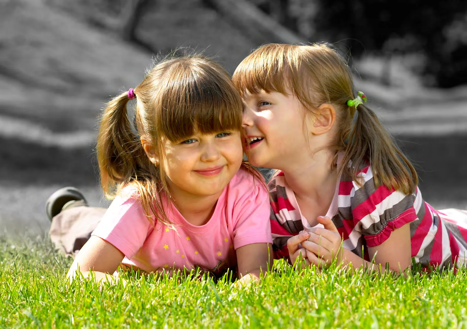 Two little sisters. Девочки подружки. Детям о дружбе. Дружба картинки для детей. Счастливый ребенок.