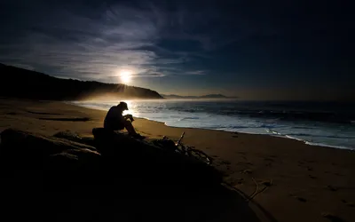 Обои на рабочий стол Одинокий мужчина, стоящий на морском берегу и с  надеждой смотрящий в небо на закате, обои для рабочего стола, скачать обои,  обои бесплатно