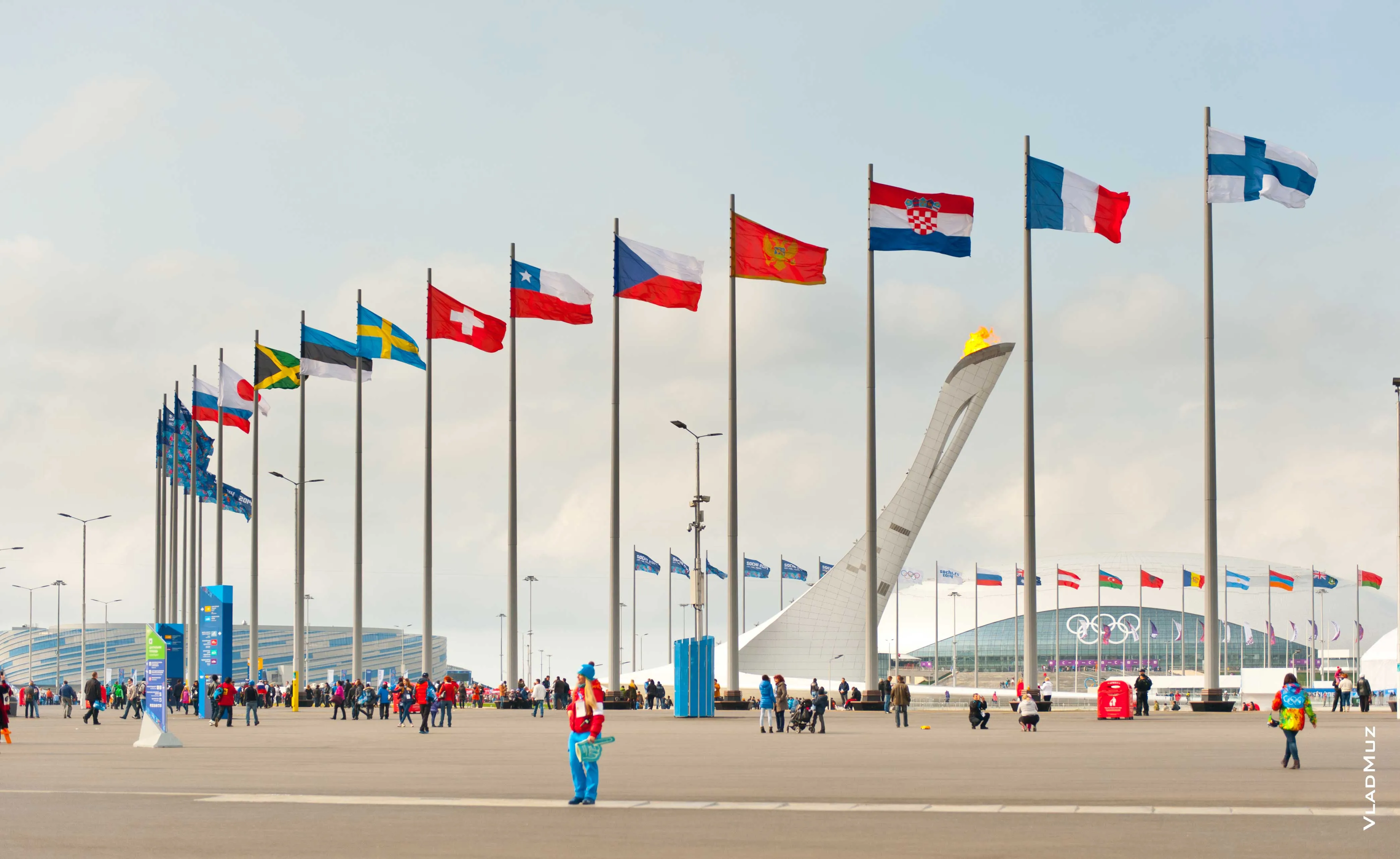 Сочи олимпийская страна. Сочи-Олимпийский парк флагштоки. Олимпийский парк Сочи флаги. Олимпийский парк Сочи 2014. Флаги в Олимпийском парке Сочи.
