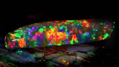 Опал благородный (опал с оптич. эффектом), Opal with play-of-color,  Edelopal, Opale noble • Mineral Catalog