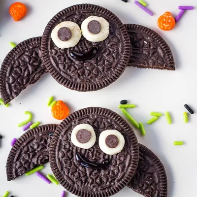 Mummy Oreos Cookies for Halloween - Savory Nothings