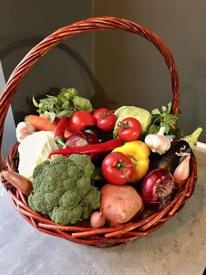 Корзина с овощами и фруктами «Летний ужин» — магазин подарков Макс-ГИФТ