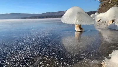 На озере Тургояк выросли «ледяные грибы»