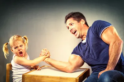 Фотографии Смешные девочка мужчина Arm Wrestling ребёнок