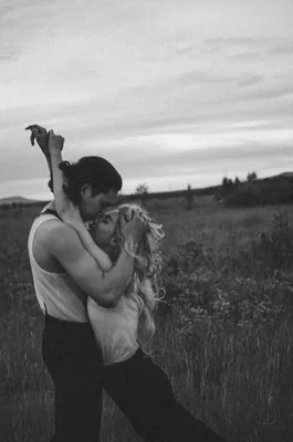 100 черно-белых фото о любви | ВКонтакте | Черно-белое фото, Черно-белое,  Милые пары
