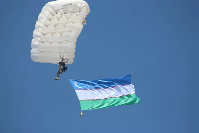 В Узбекистане намерены развивать парашютный спорт и готовить парашютистов