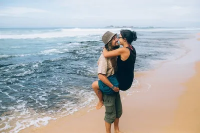 мужчина держит женщину на руках Photo The man holding the girl hands on the  beach Photo The man holding the girl… | Swim inspiration, Krasnoyarsk, Love  and marriage