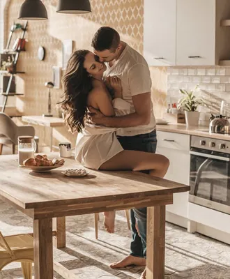 Красивая молодая женщина кормит любимого парня завтраком на кухне ::  Стоковая фотография :: Pixel-Shot Studio