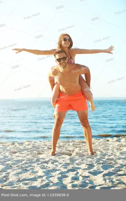 Парень с девушкой на спине, на пляже, на улице :: Стоковая фотография ::  Pixel-Shot Studio