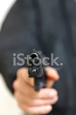 Фото Парень с красными глазами с пистолетом в руке