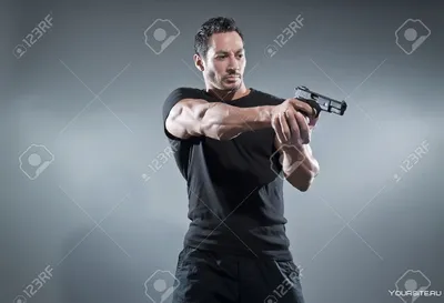 Фото Крылатый светловолосый парень с пистолетом