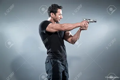 Картинки пистолет мужчина бородой Руки Сбоку очков Серый фон