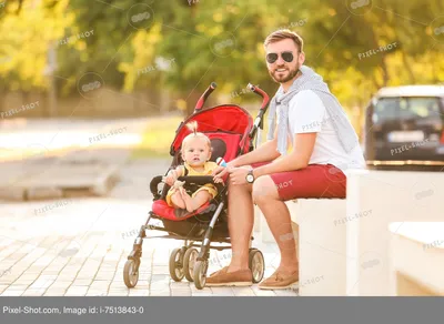 Мужчина и его милый ребенок в прогулочной коляске на улице :: Стоковая  фотография :: Pixel-Shot Studio