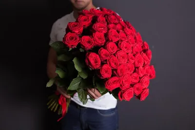 Мужчина с цветами | Парни с цветами, Цветы, Букет из роз