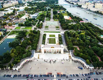 Арт-объект «Время вперёд» в Парке Горького в Москве