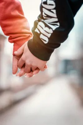 Пара романтически держится за руки для поста в соцсети ко дню святого  валентина | Бесплатно Фото
