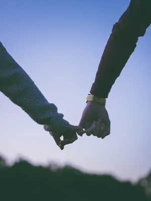 Ученые объяснили, почему влюбленным важно держаться за руки