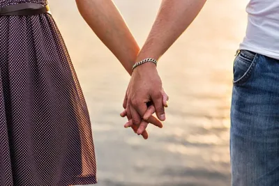 Руки пары с надписью Love, крупным планом :: Стоковая фотография ::  Pixel-Shot Studio