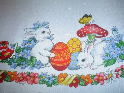 Пасхальный кролик и пасхальные яйца кролик сидит на корзине травы | Премиум  Фото