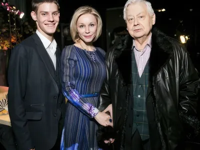 17. August 2020. - Russland, Moskau. - Eröffnung einer Fotoausstellung  anlässlich des 85. Geburtstages des russischen Schauspielers Oleg Tabakov  auf dem Chistoprudny Boulevard. Im Bild: Pavel Tabakov, Maria  Tabakova,. - Россия, Москва. -