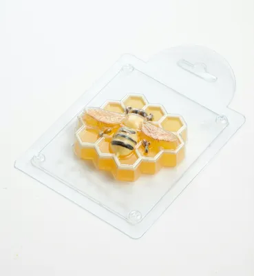 Купить стильная позолоченная брошь с натуральным янтарем "пчела на сотах"