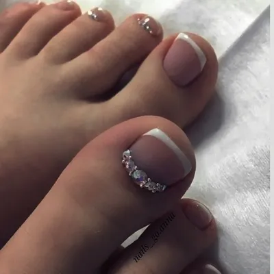 Педикюр со стразами в студии красоты NailsProfi