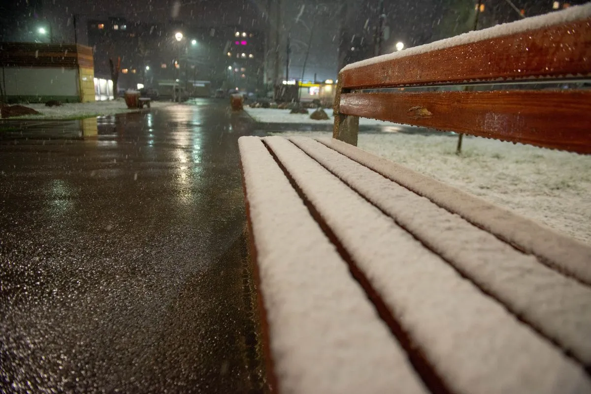 Сильный снег ночью. Хабаровск снег с дождем. Сейчас дождь со снегом ? Пермь. Фото в Ростове выпал первый снег ночью обещают ещё больше.
