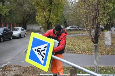 Почему в Волгограде так много одинаковых знаков "Пешеходный переход"? -  
