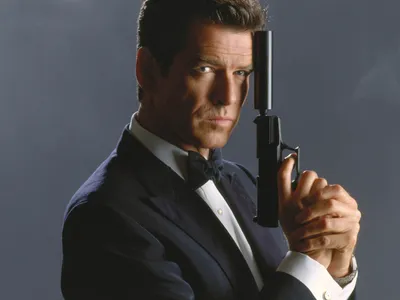 Пирс Броснан Агент 007 Джеймс Бонд оружие пистолет мужчины актеры f обои | 1920x1200 | 55919 | ОбоиUP