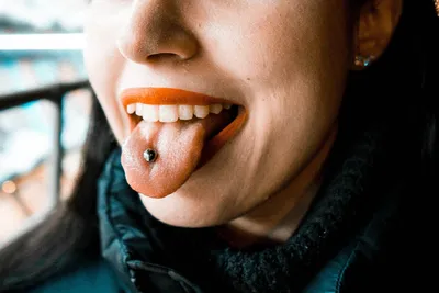 Tattoo uploaded by Вадим • Горизонтальный пирсинг языка - "ГЛАЗА  ЗМЕИ"/"SNAKE EYES" PIERCING. Пирсинг выполнен под местной анестезией.  Украшение из хирургической стали 316L. Прокол выполнен профессиональными,  стерильными инструментами и одноразовыми ...