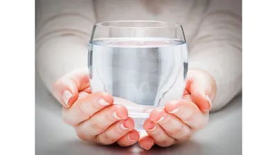 Пить воду натощак утром: кому нельзя — Секрет фирмы