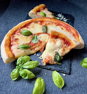 Пицца "Маргарита". Классическая пицца с сыром моцарелла, пицца-соусом,  томатами, и орегано.