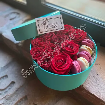Букет из красных роз и макаронс в декоративной коробке