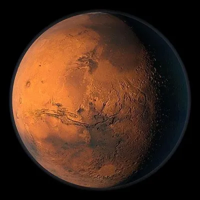 Безжизненная красная планета марс в открытом космосе | Премиум Фото