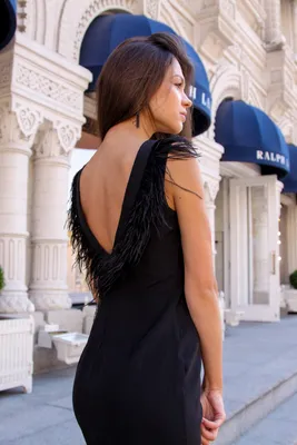 купить вечернее черное платье с открытой спиной и перьями с доставкой и  примеркой в интернет-магазине  в Москве
