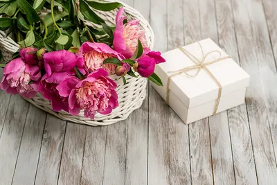 Новогодние подарки: ёлка, цветы, конфеты по цене 7263 ₽ - купить в  RoseMarkt с доставкой по Санкт-Петербургу