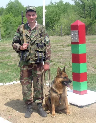 Бронзовая статуэтка «Пограничник с собакой» на камне купить с доставкой по  России