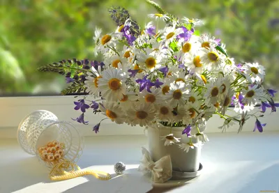Красивые маленькие полевые цветы в вазе на деревянном фоне :: Стоковая  фотография :: Pixel-Shot Studio