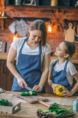 Девушка помогает маме на кухне | Премиум Фото