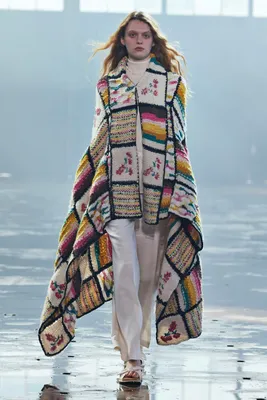 Вязаное пончо женское с помпонами в стиле бохо - повседневная накидка хиппи