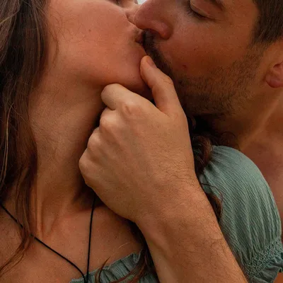 Фото Страстный молодой человек держит и целует свою девушку сзади