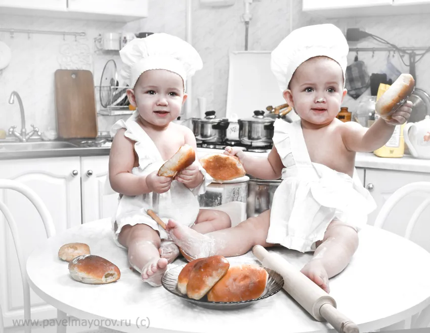 Пироги готовит мама. Кухня для детей. Фотосессия Поваренок. Фотосессия малыша на кухне. Фотосессия поварята для детей.