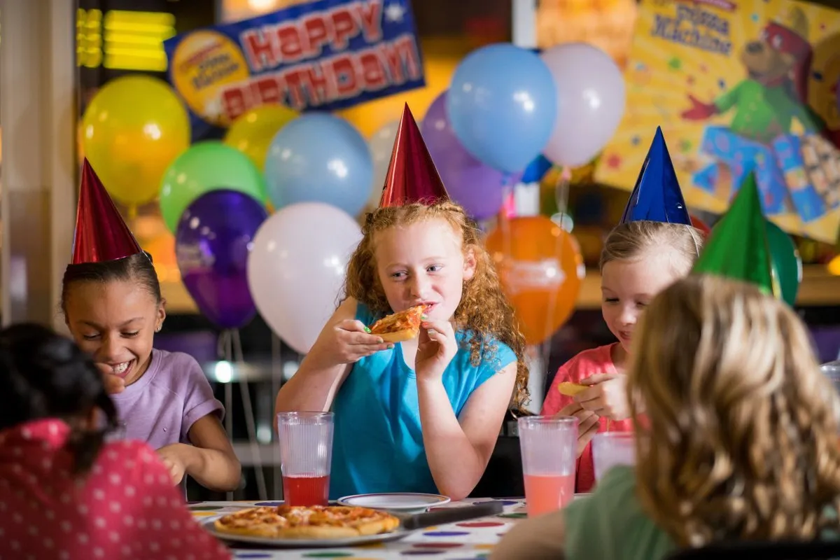 To throw a party. День рождения вечеринка. Праздничная пицца на день рождения детям. Вечеринка в честь дня рождения девочки. Пати на день рождения 5 лет.