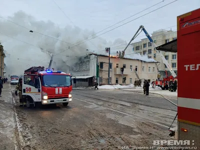 Красноярск | Склад на Свердловской в Красноярске начал рушиться из-за  сильного пожара - БезФормата