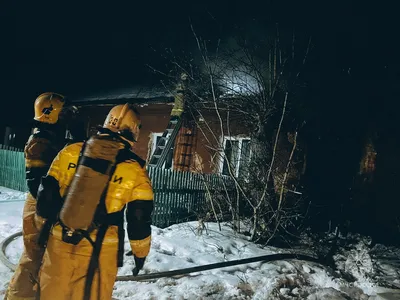 Омск | Ночью более 30 пожарных тушили горевший барак [ФОТО+ВИДЕО] -  БезФормата