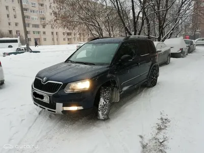 Игра женщины снегом в горах зимой Стоковое Фото - изображение насчитывающей  лыжа, зима: 169802280