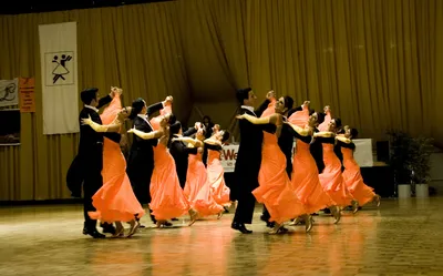 Комбинации танцевальных движений с основными позами классического танца